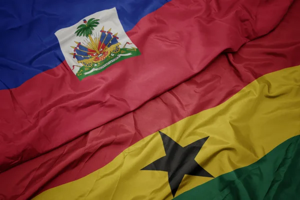 Κυματίζει πολύχρωμη σημαία της Γκάνας και εθνική σημαία της Αϊτής. — Φωτογραφία Αρχείου