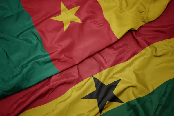 Ondeando colorida bandera de ghana y bandera nacional de camerún . —  Fotos de Stock