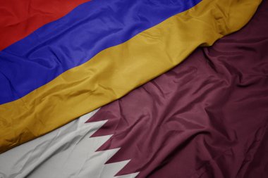 Katar 'ın renkli bayrağı ve Ermenistan' ın ulusal bayrağı sallanıyor..
