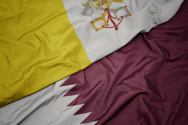 Agitant drapeau coloré de qatar et drapeau national de la ville vaticane . — Photo