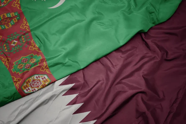 Schwenken bunte Flagge Katars und Nationalflagge der Türkei. — Stockfoto