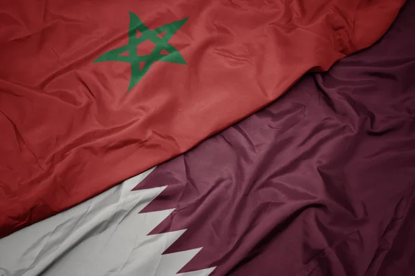 Schwenken bunte Flagge von Katar und Nationalflagge von Marokko. — Stockfoto