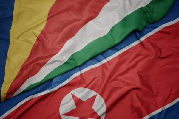Kuzey Kore 'nin renkli bayrağı ve Seyşeller' in ulusal bayrağı sallanıyor.. — Stok fotoğraf