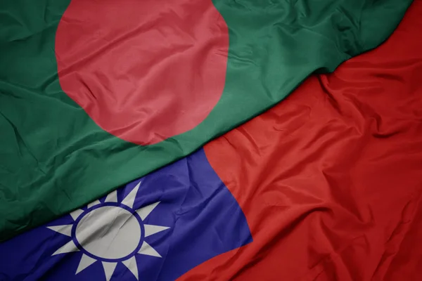 Sventolando bandiera colorata di taiwan e bandiera nazionale del bangladesh . — Foto Stock
