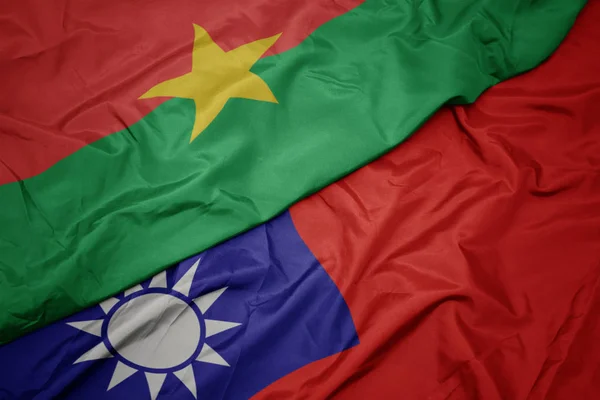 Schwenken bunte taiwanesische Flagge und Nationalflagge der Burkina faso. — Stockfoto