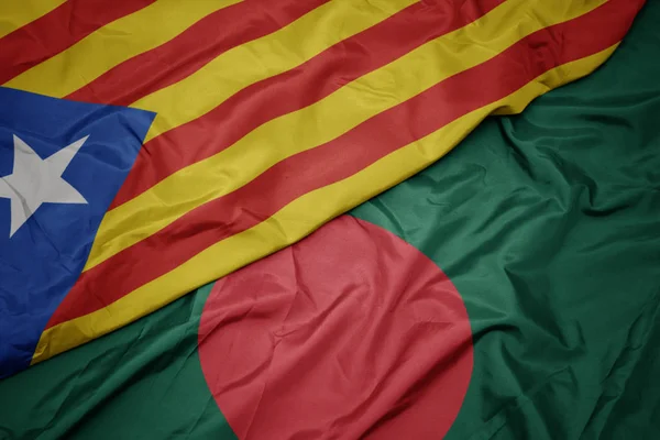 Schwenken bunte Flagge von Bangladesh und Nationalflagge von Katalonien. — Stockfoto