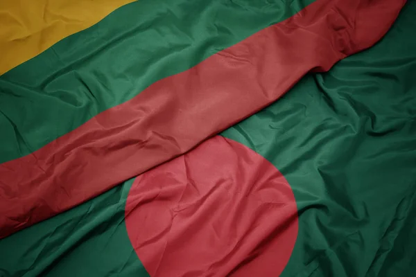 Schwenken bunte Flagge von Bangladesh und Nationalflagge von Litauen. — Stockfoto