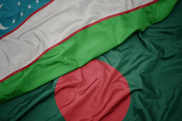 Sventolando bandiera colorata del bangladesh e bandiera nazionale dell'uzbekistan . — Foto Stock