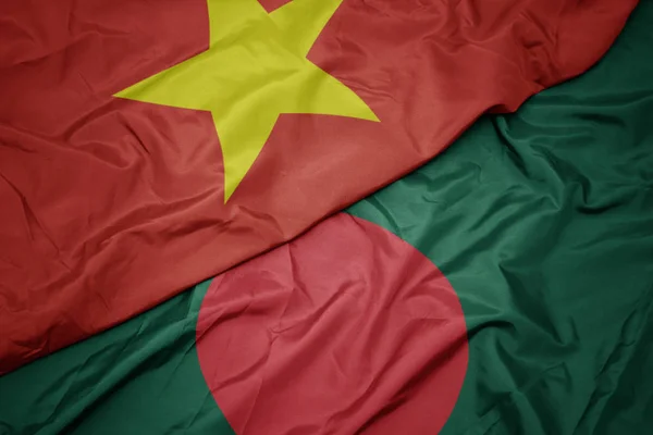 Bangladeş 'in renkli bayrağı ve Vietnam' ın ulusal bayrağı sallanıyor.. — Stok fotoğraf