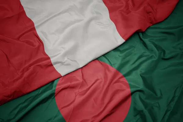 Bangladeş 'in renkli bayrağı ve Peru' nun ulusal bayrağı sallanıyor.. — Stok fotoğraf