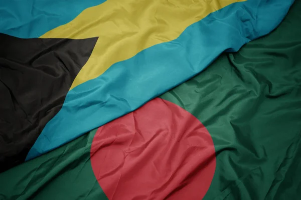 Mávání barevnou vlajkou bangladéše a národní vlajky bahamů. — Stock fotografie