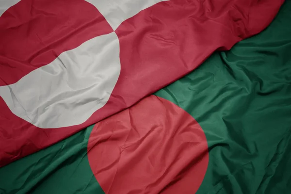 Zwaaiende vlag van bangladesh en nationale vlag van Groenland. — Stockfoto