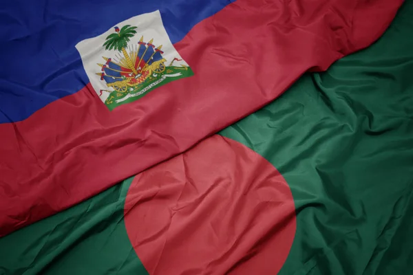 Κυματίζει πολύχρωμη σημαία του Μπαγκλαντές και εθνική σημαία της Αϊτής. — Φωτογραφία Αρχείου