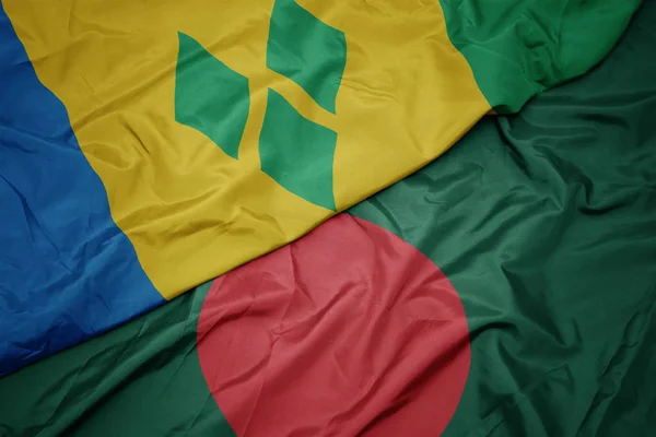 Размахивая красочным флагом Бангладеш и национальным флагом святого Винсента и гренадин . — стоковое фото