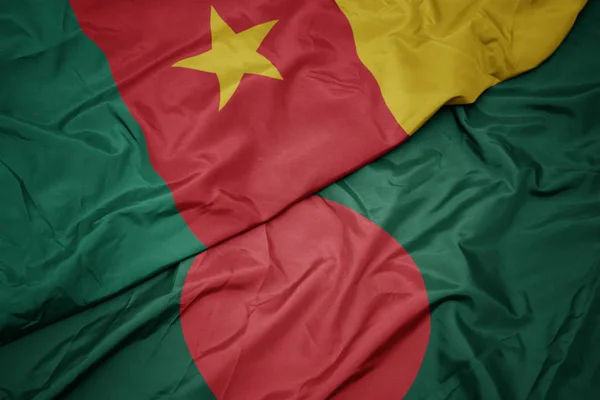 Ondeando colorida bandera de bangladesh y bandera nacional de camerún . — Foto de Stock