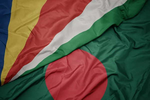 Machanie kolorową flagą Bangladeszu i flagą narodową Seszeli. — Zdjęcie stockowe