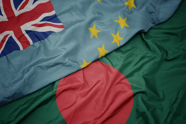 Sventolando bandiera colorata del bangladesh e bandiera nazionale di Tuvalu  . — Foto Stock