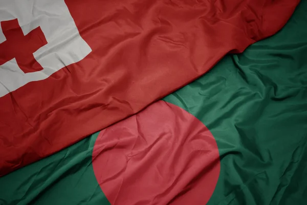 Schwenken bunte Flagge von Bangladesh und Nationalflagge von Tonga . — Stockfoto