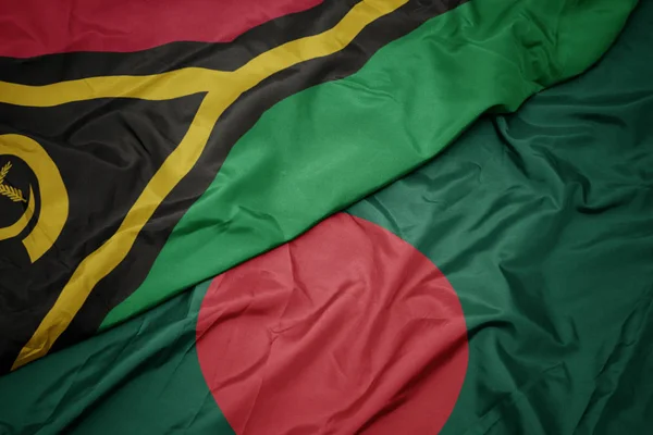 Sventolando bandiera colorata del bangladesh e bandiera nazionale di Vanuatu  . — Foto Stock