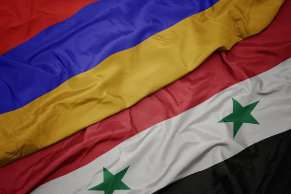 Acenando bandeira colorida da síria e bandeira nacional da arménia . — Fotografia de Stock