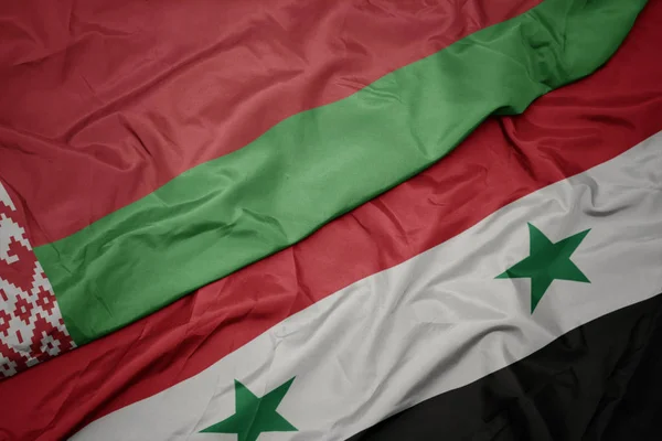 Sventolando bandiera colorata della Siria e bandiera nazionale della Bielorussia . — Foto Stock