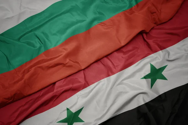 Ondeando colorida bandera de Siria y bandera nacional de bulgaria . —  Fotos de Stock