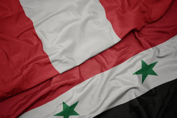 Zwaaiende vlag van syrië en nationale vlag van Peru. — Stockfoto