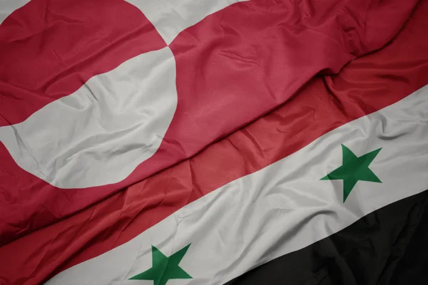 Ondeando colorida bandera de Siria y bandera nacional de Groenlandia . —  Fotos de Stock