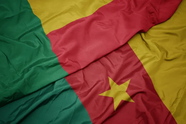 Ondeando colorida bandera de camerún y bandera nacional de benin . —  Fotos de Stock