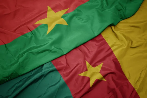 Ondeando colorida bandera de camerún y bandera nacional de Burkina faso . — Foto de Stock