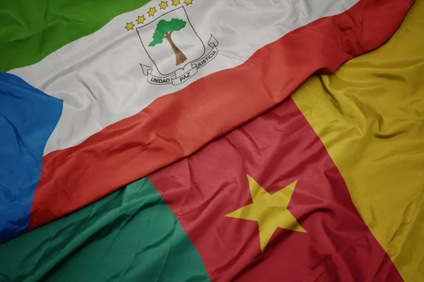 Ondeando colorida bandera de camerún y bandera nacional de Guinea Ecuatorial . — Foto de Stock