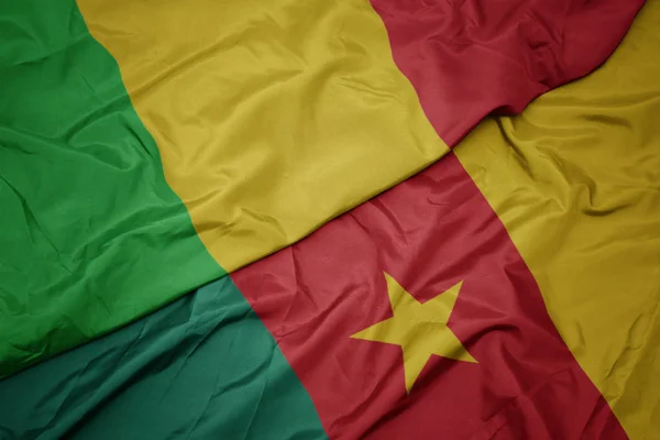 Ondeando colorida bandera de camerún y bandera nacional de malí . — Foto de Stock