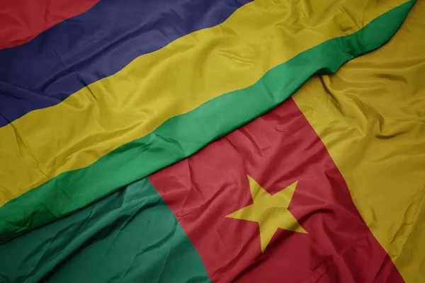 Ondeando colorida bandera de camerún y bandera nacional de mauritius . — Foto de Stock