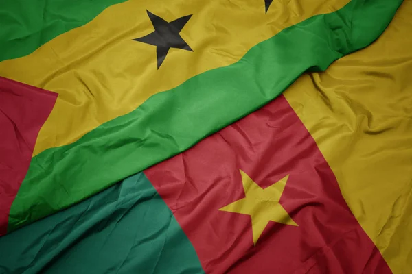Machanie barwną flagą Kamerunu i flagą narodową sao tomu i zasady . — Zdjęcie stockowe
