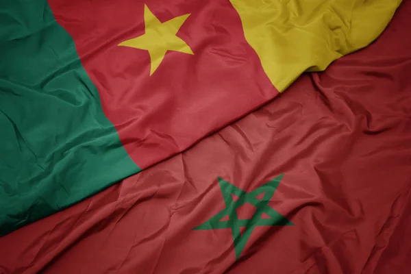 Ondeando colorida bandera de morocco y bandera nacional de camerún . — Foto de Stock