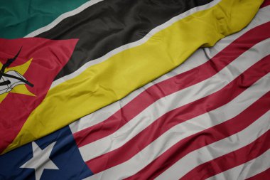 Liberya 'nın renkli bayrağı ve Mozambik' in ulusal bayrağı sallanıyor..