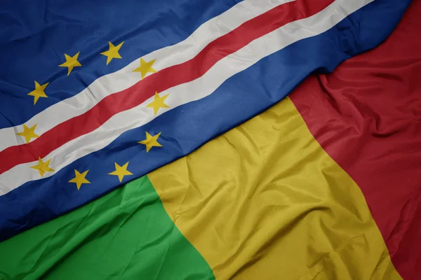 Agitant drapeau coloré de mali et drapeau national du Cap Vert . — Photo