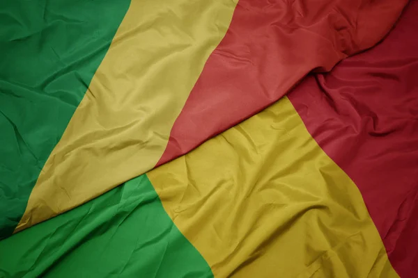 Zwaaiende vlag van Mali en nationale vlag van de Republiek Congo. — Stockfoto