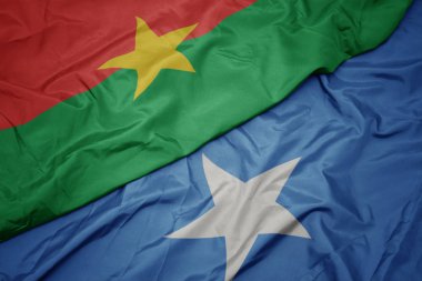 Somali 'nin renkli bayrağı ve Burkina faso' nun ulusal bayrağı sallanıyor..