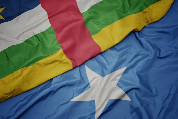 Somali 'nin renkli bayrağı ve Orta Afrika Cumhuriyeti' nin ulusal bayrağını sallıyordu.. — Stok fotoğraf