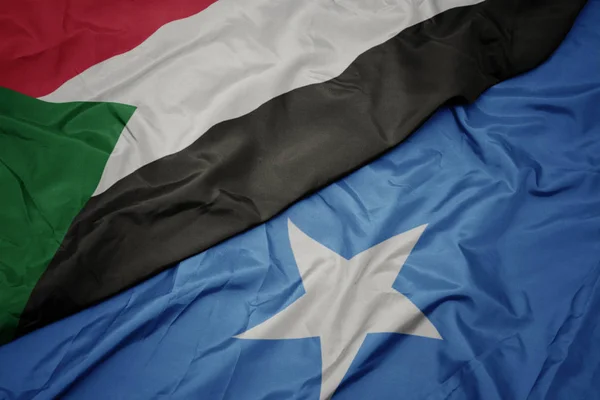 Ondeando colorida bandera de somalia y bandera nacional de sudan . —  Fotos de Stock