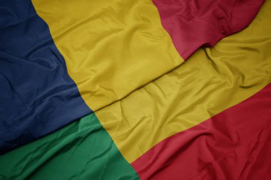 Benin 'in renkli bayrağı ve Chad' in ulusal bayrağı sallanıyor..