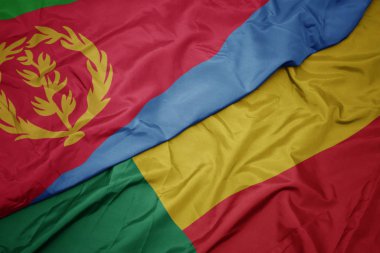Benin 'in renkli bayrağı ve eritrea' nın ulusal bayrağı sallanıyor..