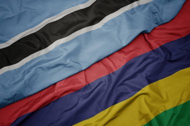 Mauritius 'un renkli bayrağı ve Botswana' nın ulusal bayrağı sallanıyor..