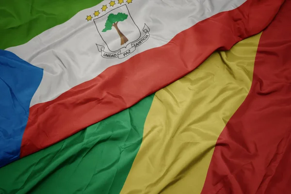 Хвилястий барвистий прапор республіки конго і національний прапор екваторіальної морської піхоти . — стокове фото