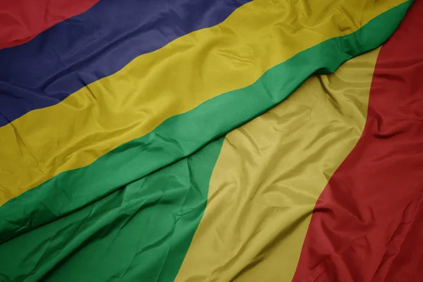 Ondeando colorida bandera de la república del congo y bandera nacional de mauritius . — Foto de Stock