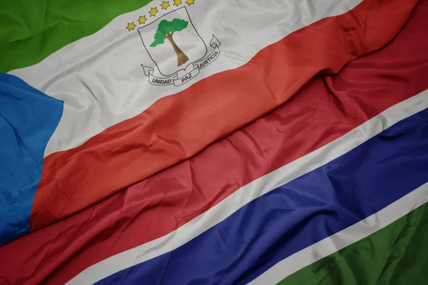 Sventolando bandiera colorata di gambia e bandiera nazionale di ghinea equatoriale . — Foto Stock