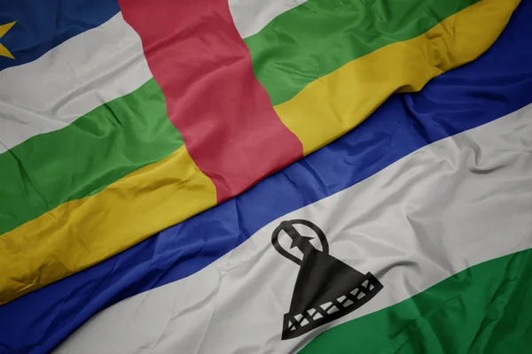 Viftande färgglada flagga lesotho och nationell flagga Centralafrikanska republiken. — Stockfoto