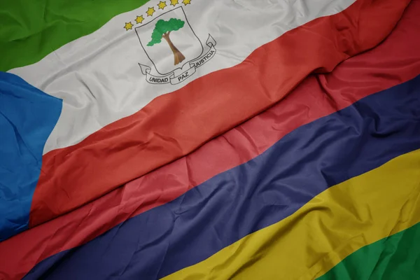 Ondeando colorida bandera de Mauricio y bandera nacional de Guinea Ecuatorial . —  Fotos de Stock