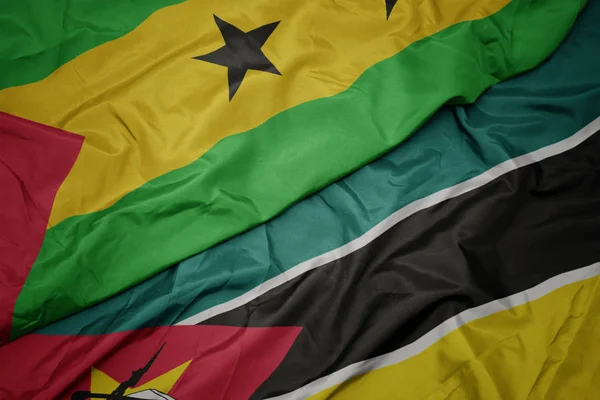 Ondeando colorida bandera de Mozambique y bandera nacional de sao tome y principe  . —  Fotos de Stock